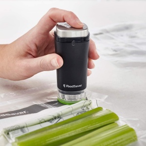 Masina de sigilat in vid cu acumulator FoodSaver pentru sigilarea alimentelor cu statie de incarcare | Mini aparat de sigilat in vid cu 1 recipient pentru conservare si marinare si 5 aparate de sigilare in vid cu pastrare proaspata [VS1199X] - Img 4
