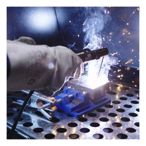 Masina de sudura universala Gude Uni-Mig 125 SYN (230 V, 4 in 1, 120 A max. curent de sudare, 20-120 A obisnuit, incl. suport pentru electrod, pachet de furtun, clema de masa, ciocan de zgura, scut de sudura si sarma cu miez) - Img 7