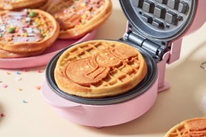 Mini aparat de vafe Bestron cu model de om de zapada, aparat mic de vafe cu acoperire antiaderenta, pentru petreceri de ziua copiilor, sarbatori de familie, Paste sau Craciun, design retro, 550 wati, culoare: roz - Img 3