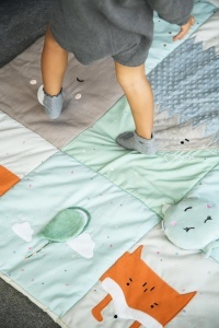 Momi Patchwork Sensorial VOLPI pentru Bebelusi si Copii 120x160 cm Pliabila cu Jucarii Integrate - Img 2