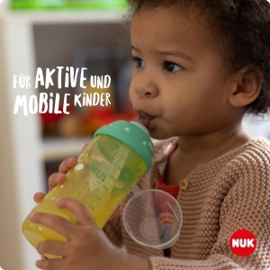 NUK First Choice+ Flexi Cup Sticla de invatare | de la 12 luni | Rezistent la scurgeri cu paie de baut | Clema si capac de protectie | Fara BPA | 300 ml | Masina de pompieri (albastra) - Img 5