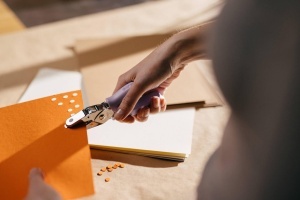 Perforator Fiskars 1003818 Cercuri Mari Maner Soft-Grip Flieder - Img 5