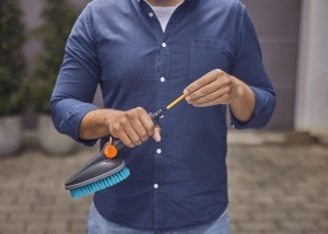 Perie de curatare Gardena Cleansystem M hard cu racord pentru furtun, utilizare usoara - Img 3