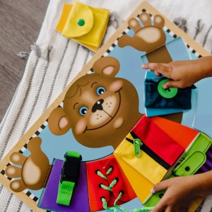 Puzzle educativ Melissa Doug - Ursulet cu abilitati de imbracare, 6 piese, din lemn - Img 4