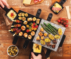 Russell Hobbs Raclette Grill 8 persoane [incl. 8 tigai si spatule din lemn, 2 placi de gratar de masa] Multi-Grill (piatra naturala cu canal de suc, placa reversibila cu acoperire antiaderenta cu nervuri) Negru,26280-56 - Img 5