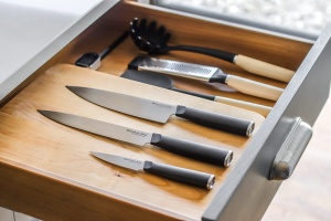 Set 3 cutite KitchenAid Classic Japoneze cu maner ergonomic si huse de protectie - Img 7