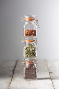 Set 6 Borcane pentru Condimente Kilner, 70 ml, Cu Capac din Inox, Suport din Lemn - Img 6