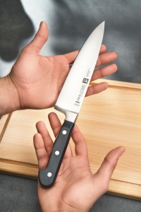 Set de cutite ZWILLING Professional S, 3 piese (cutit de curatare 10 cm, cutit de carne 16 cm, cutit de bucatar 20 cm), maner din otel inoxidabil special/plastic cu nituri, negru [Fabricat in Germania] - Img 6