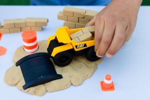 Set de joaca cu masini de constructie CAT Dig N Build, 230g nisip kinetic, pentru copii 3 - Img 4