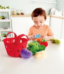 Set de Joaca Hape Gemusekorbchen 8 Piese Legume din Material Textil cu Accesorii pentru Bucatarie - Img 2