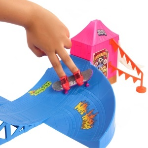 Set de patinaj Hot Wheels Skate Vergnugelungspark - Fingerboard, Skateschuhe, 360-Grad-Action - Img 5