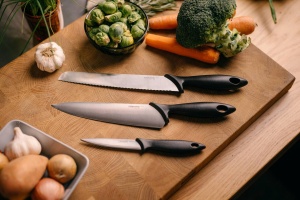 Set de pornire Fiskars, set de cutite din 3 piese, cutit de bucatar, cutit de paine, cutit de curatat (lungimi lama: 20 cm, 23 cm, 11 cm), esential, otel inoxidabil / plastic PP, negru, 1065583 - Img 3