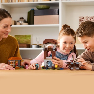 Set LEGO Minecraft - Verwuster la Postul de Plunderi - 665 piese, 4 Minifigurine - Img 7