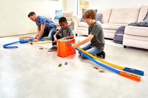 Set Pista Hot Wheels Track Builder Deluxe cu 2 Masinute, 4.5m, Inclusiv Zone Crash - Img 2