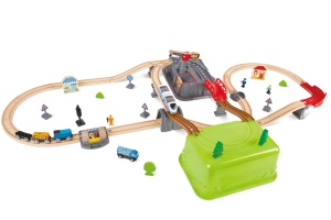 Set tren de jucarie Hape cu sine poduri si accesorii pentru copii 3 ani