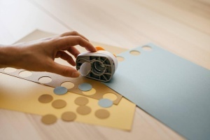 Stantator Motiv Fiskars, 2,5 cm, AlbPortocalie, Pentru Dreptaci si Stangaci - Img 4