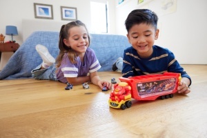 Transportator Hot Wheels Marvel Hulkbuster pentru 10 masini, design Iron Man - Img 2