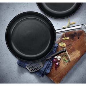 WMF Set tigaie 3 bucati, tigaie inductie 24, 28 cm, cu spatula, acoperit cu otel inoxidabil Cromargan, acoperire ceramica, sigur pentru cuptor - Img 2