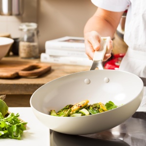 Wok din aluminiu KitchenAid 28 cm, 3.69 L, antiaderent ceramic, culoare crem - Img 5