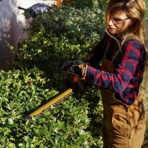 WORX WG264E.9 Trimmer de gard viu fara fir 20V - taiere eficienta si precisa datorita lamei duble de inalta calitate - lungime a lamei de 56 cm - distanta dinti de 20 mm - protectie varf lama - fara baterie si incarcator - Img 9