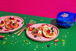 Aparat vafe in designul unic Paw Patrol, pentru petreceri aniversare ale copiilor, Paste si Craciun, inclusiv cos suspendat, dimensiune vafe: O 10cm, produs oficial licentiat, culoare: albastru - Img 6