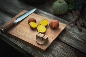 Ascutitor de cutite Fiskars Norden, din lemn de stejar, 7 x 7 cm - Img 5
