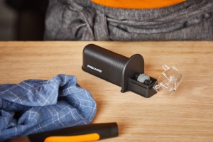 Ascutitor de cutite Fiskars Roll-Sharp, ceramic, negru, 15 x 6 cm - Img 7