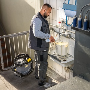 Aspirator de spalat Karcher Puzzi 8/1, puternic, pentru curatarea tapiteriei, indepartarea petelor de pe suprafetele textile, incl. ergonomic, duza scurta de tapiterie, neagra - Img 7