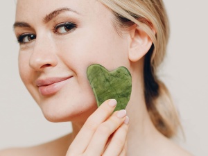 BEPER C301ABE101 Roll and Stone Gua Sha in Jade, Instrument de masaj cu rola de jad si Gua Sha, Masaj facial si corporal, relaxant, distanta si varsta, verde - Img 4
