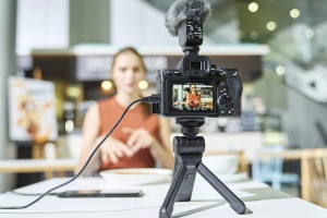 Camera foto Sony Alpha 7 IV, 33 MP, 4K 60p, Autofocus avansat - Img 6