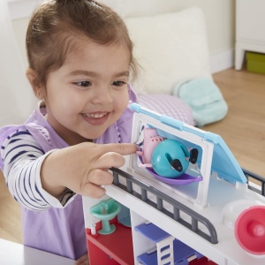 Camioneta de vacanta Peppa Pig cu 4 figurine si accesorii interactive - Img 9