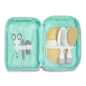 Chicco - Set de igiena de calatorie pentru copii, 6 piese, perie si pieptene, manusa de burete, foarfece cu varfuri rotunjite, taietor de unghii si pile de unghii USA.