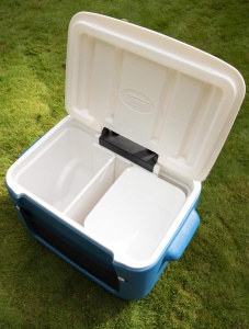 Coleman Racitor pasiv 50 QT Poly-lite plasa pe roti, Thermobox capacitate 47 L, cutie de gheata mobila cu roti - Img 5