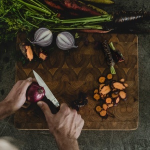 Cutit pentru legume Fiskars Norden, lama 10,8 cm, din otel german, maner din mesteacan finlandez, maro - Img 3