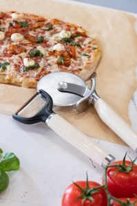 Cutter de Pizza KitchenAid cu Lama din Otel Inoxidabil, Culoare Almond Creme - Img 6