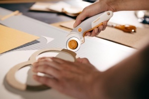 Cutter rotativ Fiskars Titan, 45 mm, ergonomic, cu sistem de schimbare rapida, portocaliu - Img 3