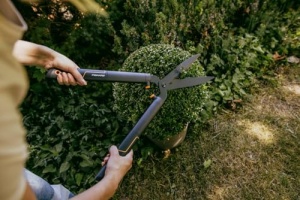 Fiskars SingleStep Trimmer de gard viu, cu margine zimtata, lame din otel de inalta calitate, lungime 60 cm, negru mat, HS22, 1001433 - Img 3