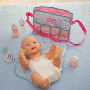 Geanta pentru papusi Theo Klein Baby Coralie, accesoriu cu sticluta, perie si scutec, rosie - Img 6