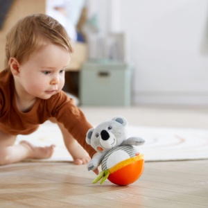 HABA Stehauffigur Koala 1306656001 Jucarie pentru Bebelusi 6 luni cu Sunete si Elemente de Motorica - Img 7