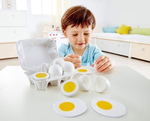 Hape Egg Carton 3 oua fierte tari cu coaja usor detasabila si 3 oua prajite, jucarie educationala realista pentru copii de la varsta de trei ani din lemn - Img 5
