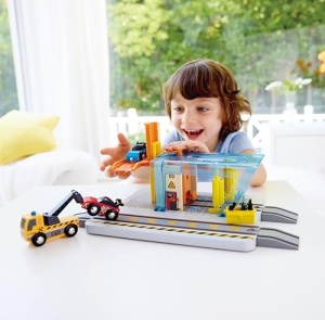 Hape Reparatur si Statie de Spalare Auto cu Platforma Ridicabila si Masina de Remorcare Compatibila cu Seturi de Tren - Img 3