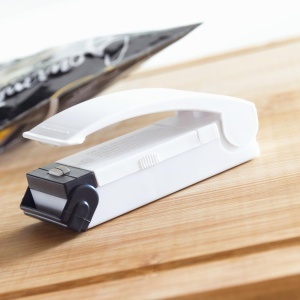 InnovaGoods Aparat Electric de Sigilat Pungi cu Magnet pentru Frigider Compact si Portabil AlbNegru - Img 7