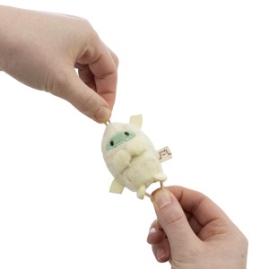Jucarie de plus Mumie Spoop NICI 5cm - galben si verde, stil Kawaii - Img 4