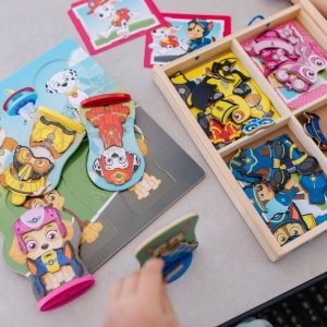 Melissa Doug PAW Patrol Set Magnetic din Lemn 64 Piese Figurine si Accesorii - Img 7