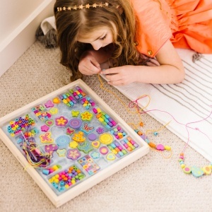Melissa Doug Set Creativ Perle din Lemn FSC 200 Piese Pentru Copii 4 - Img 6