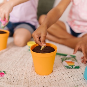 Melissa si Doug | Sa exploram | Set de joc Flori si gradina cu flori care isi schimba culoarea (16 bucati) - Img 9