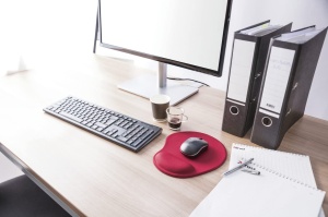 Mouse Pad Ergonomic Trust Bigfoot cu Gel Pad 236 x 205 mm, Suport pentru incheietura mainii Softgel, Suprafata din microfibra, Mouse pad cu suport pentru maini, Partea inferioara antiderapanta - Rosu - Img 4