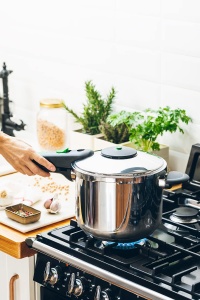 Oala sub presiune Monix Presto 7 L, inox 1810, cu maner ergonomic - Img 7