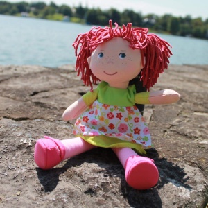 Papusa HABA Liese 30cm cu par rosu haine detasabile lavabila - Img 7