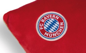 Perna cu personaj FC Bayern Munchen Bar Berni 43 x 25 cm, perna din plus moale, rosie - Img 3
